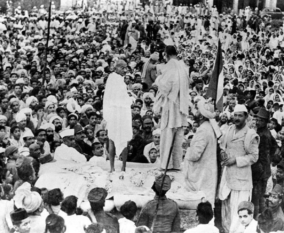 गांधी ने सरहदी गांधी के साथ 1938 में ख़ैबर पख़्तूनख़्वा सूबे का दौरा किया था. वे पेशावर, बन्नू और मरदान भी गए थे