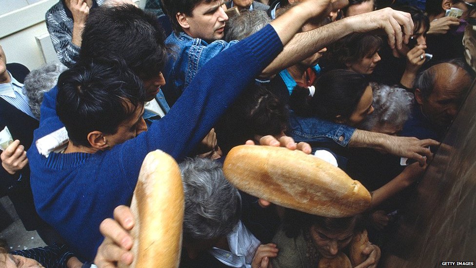1992 की घेराबंदी के दौरान सराजेवो में राशन से मिल रहे खाने के लिए बेताब लोग.