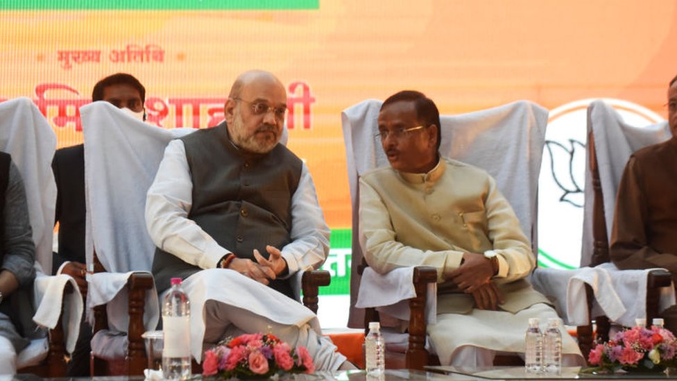 अमित शाह के साथ बात करते हुए दिनेश शर्मा अमित शाह के साथ बात करते हुए दिनेश शर्मा