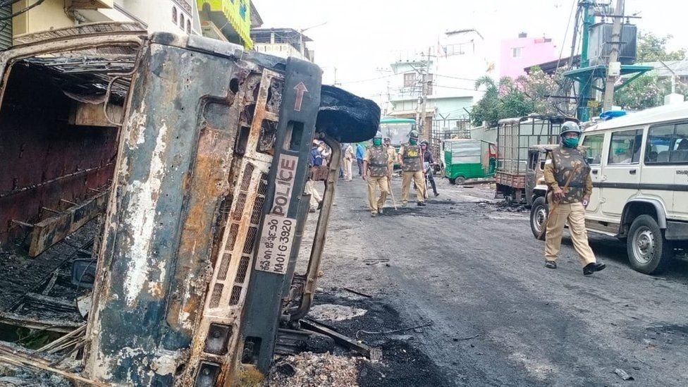 कर्नाटक में हुई हिंसा की तस्वीरें