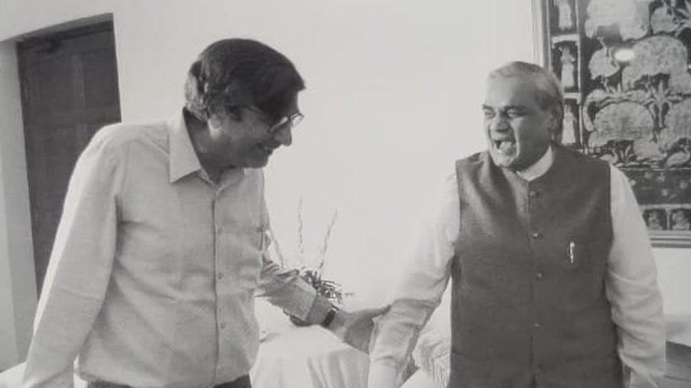 1999 की इस तस्वीर में पूर्व प्रधानमंत्री अटल बिहारी वाजपेयी के साथ