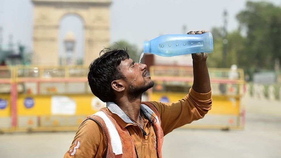 गर्मी के बीच ख़ुद को ठंडा रखने की कोशिश में एक युवक