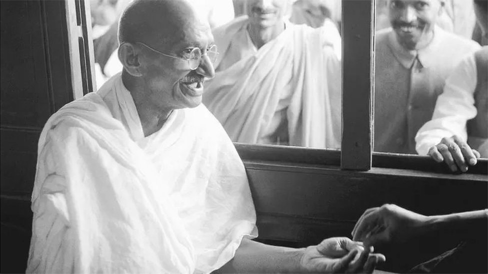 गांधी की हत्या पर पाकिस्तान के प्रधानमंत्री लियाक़त अली ख़ान ने अपने एक बयान में कहा था कि इस नाजुक समय में भारतीय राजनीति से गांधी का जाना एक अपूरणीय क्षति है.