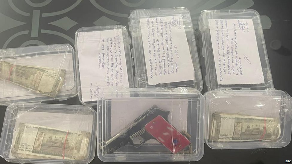 अपहरणकर्ताओं से बरामद सामान अपहरणकर्ताओं से बरामद सामान