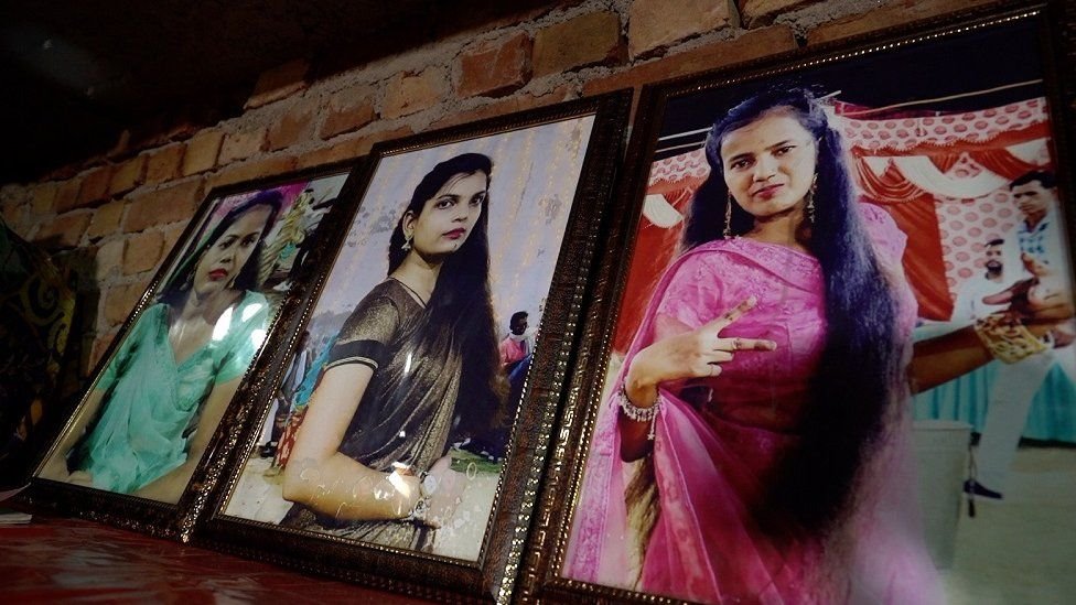 राकेश कुमार की तीन बेटियां दिल्ली में एक फ़ैक्ट्री में लगी आग में मारी गईं