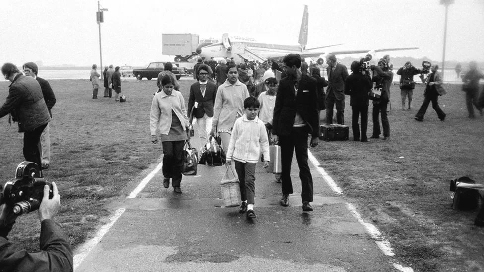 1972 में यूगांडा से आते एशियाई मूल के लोग