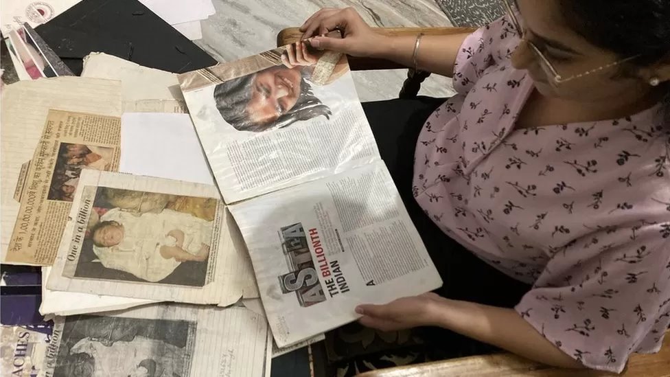 आस्था को अपने जन्म से जुड़े किस्सों के बारे में अखबार की क्लिपिंग से पता चला.