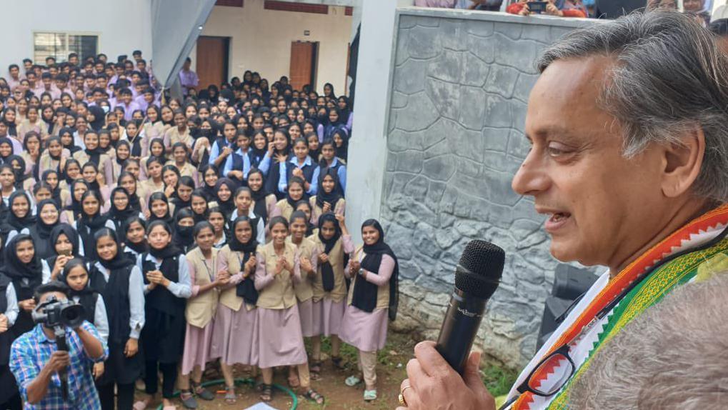 कांग्रेस नेता शशि थरूर