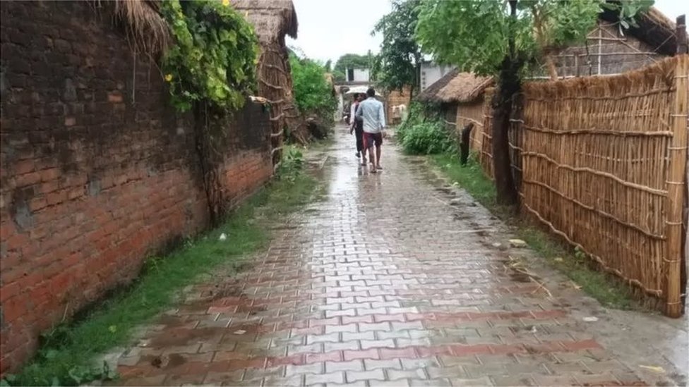 लखीमपुर में दो दलित बहनों का गांव