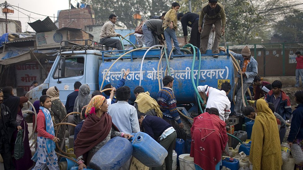 दिल्ली के कई इलाक़े ऐसे हैं जहां नलों से पानी की आपूर्ति नहीं होती है.