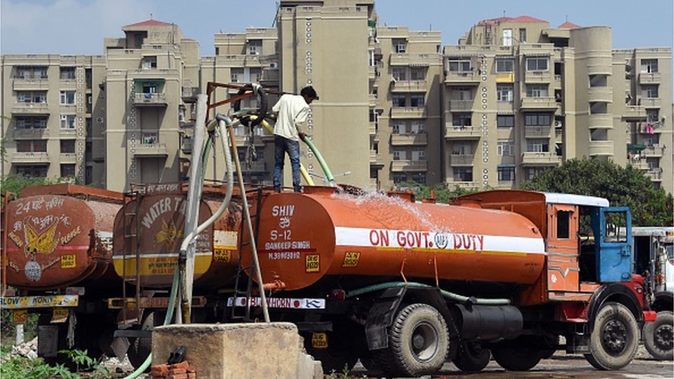 द्वारका के आपार्टमेंटों में टैंकरों से पानी की आपूर्ति होती थी.