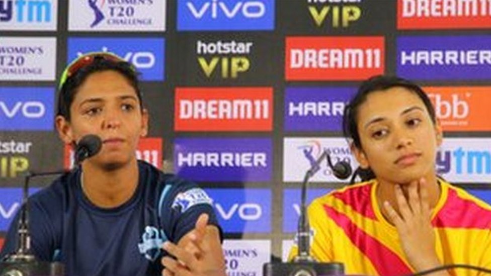 महिला टी-20 चैलेंज के दौरान हरमनप्रीत कौर और स्मृति मंधाना