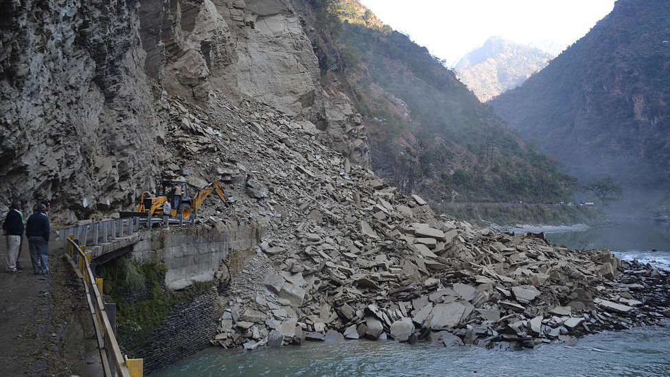 उत्तरी भारत में सड़कों के चौड़ीकरण से भूस्खलन और चट्टान गिरने में उल्लेखनीय वृद्धि हुई है उत्तरी भारत में सड़कों के चौड़ीकरण से भूस्खलन और चट्टान गिरने में उल्लेखनीय वृद्धि हुई है