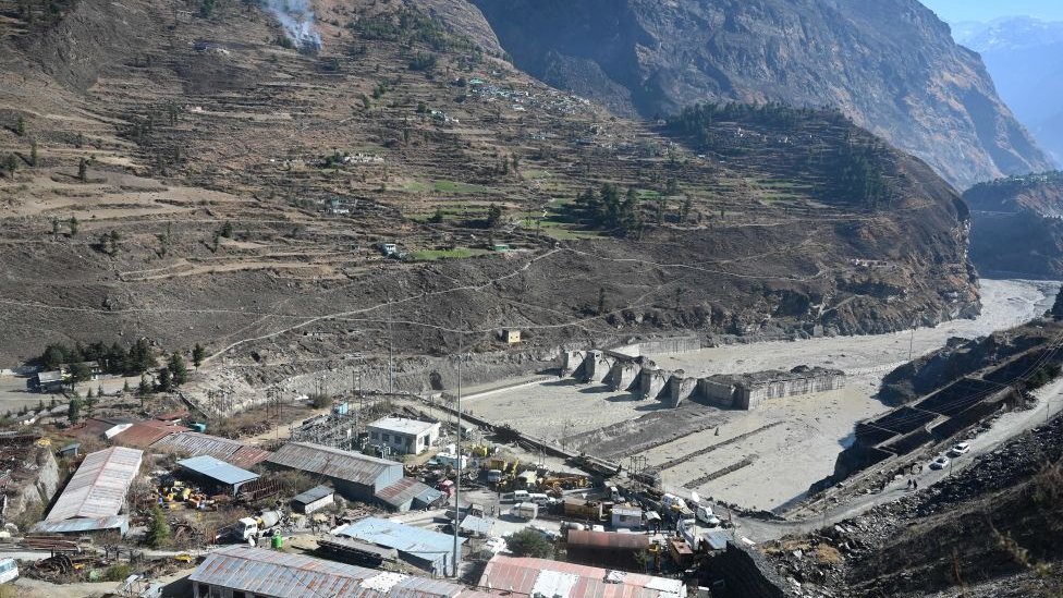 हिमालयी घाटियों में बढ़ते जलविद्युत संयंत्र हिमालयी घाटियों में बढ़ते जलविद्युत संयंत्र