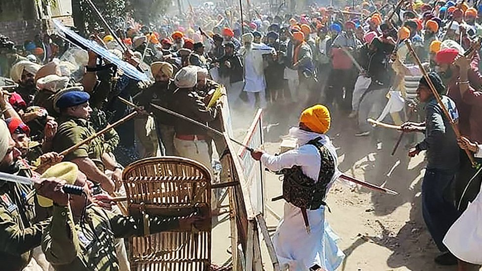 वारिस पंजाब दे संगठन के नेता अमृतपाल सिंह के समर्थक अमृतसर के पास अजनाला में उनके (अमृतपाल सिंह के) क़रीबी सहयोगी की रिहाई की मांग को लेकर बैरिकेड्स तोड़कर पुलिस थाने में घुस गए
