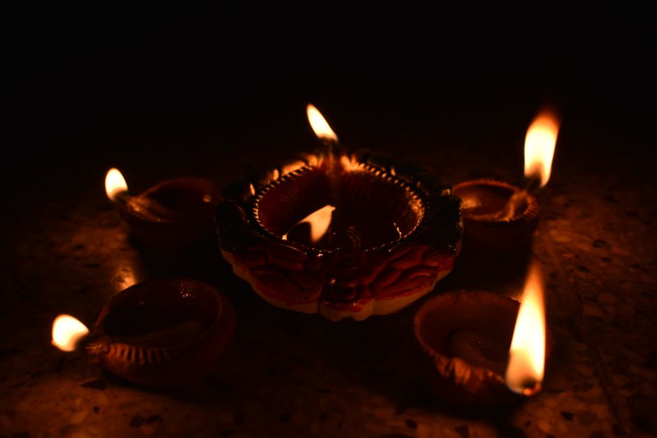 వెచ్చని కాంతి వంటి సాంప్రదాయ దీపావళి దీపాలు
