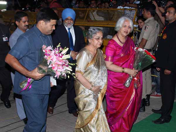 PM's wife along with Montek Singh Ahluwalia at Saifeena reception