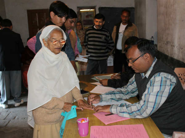An old lady gives vote in Himachal 
