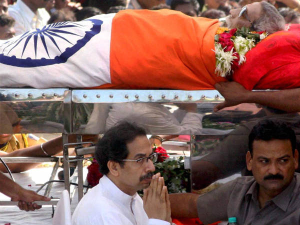 Uddhav breaks down at Bal Thackeray's funeral