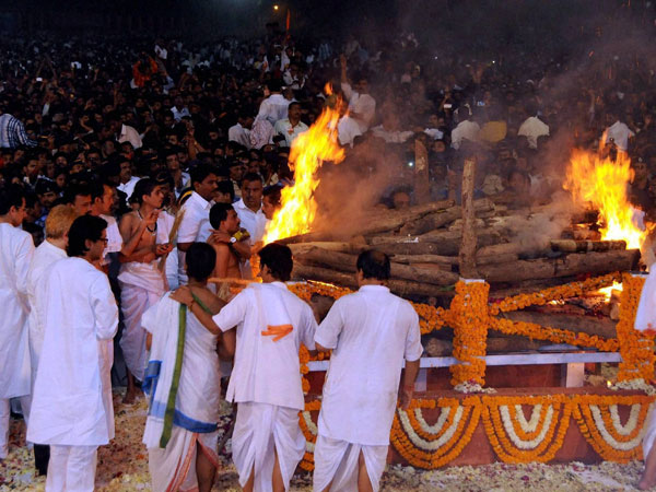 Bal Thackeray cremated in Mumbai