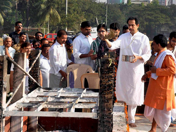 Uddhav collects Bal Thackeray's ashes