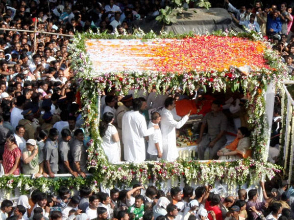 Shiv Sainiks at Bal Thackeray's funeral procession