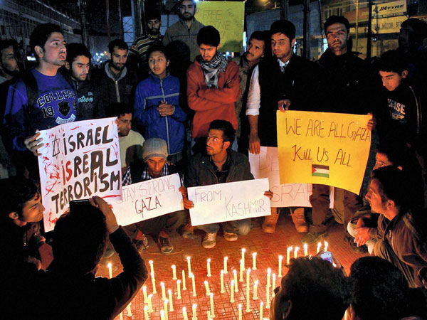 Students holding Pro-Palestinian placards in Srinagar