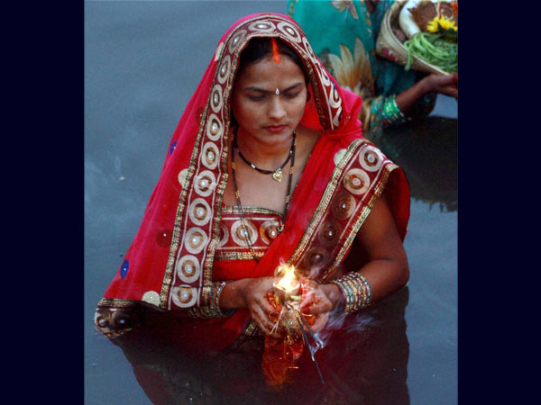 Newly married performs Chhath Puja in Mumbai