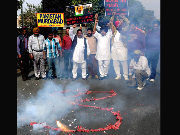 Kasab hanged, celebration in Amritsar