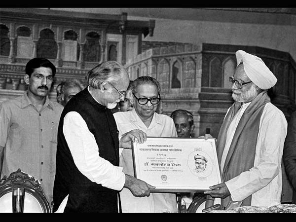 IK Gujral with Prime Minister Manmohan Singh 