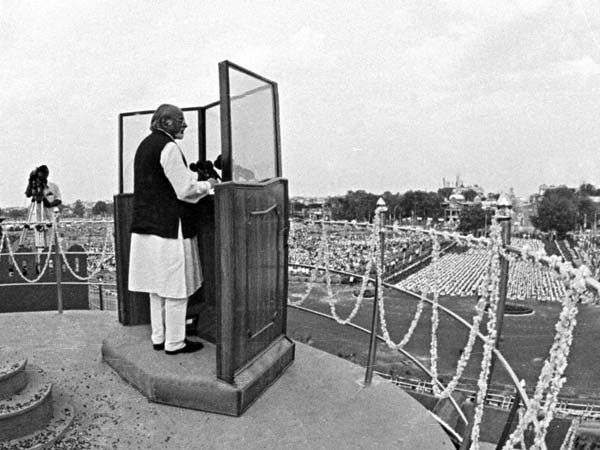 IK Gujral greets the nation from Red Fort