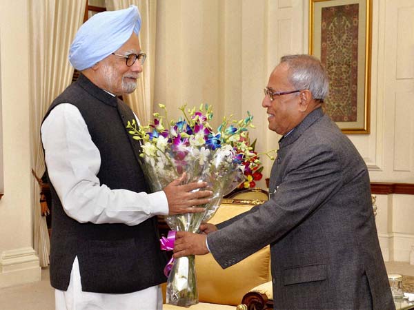 PM Manmohan Singh presents a bouquet to President Pranab Mukherjee