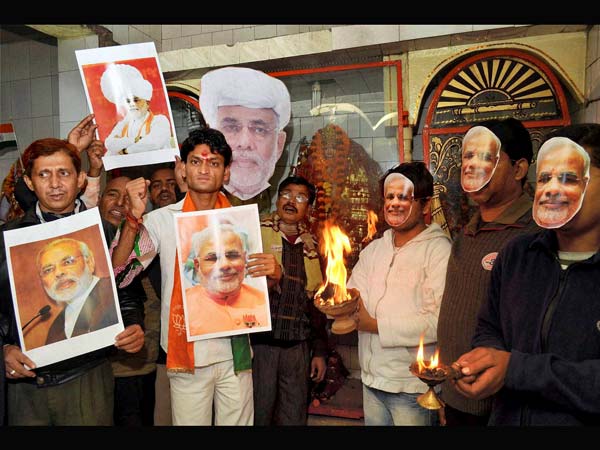 Modi's supporters pray for his victory in Patna Modi's supporters pray for his victory in Patna