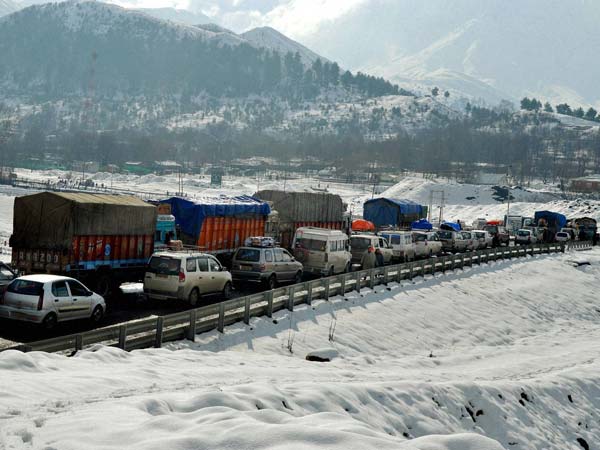 Snow Show: Vehicles stranded in snow-clad Qazigund in J&K