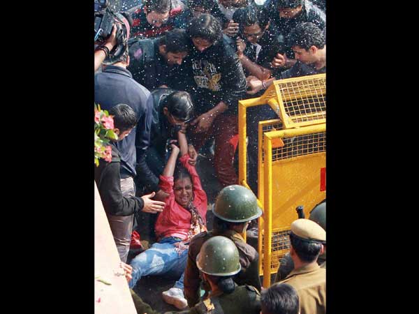 Protesters help a girl who attacked by cops
