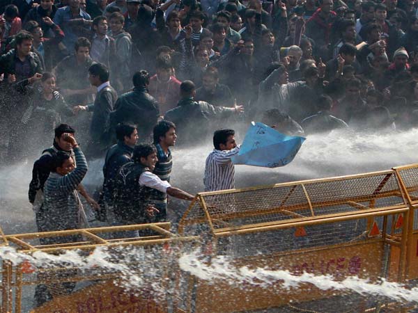 Protesters dare police at Vijay Chawk