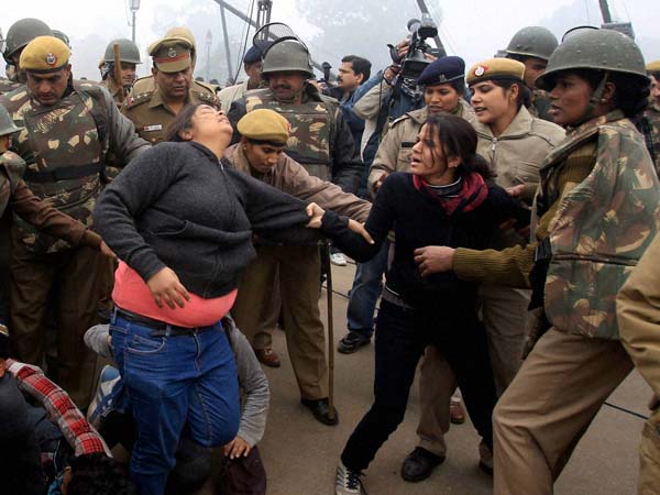 Police scuffle with protesters at Raj Path Police scuffle with protesters at Raj Path