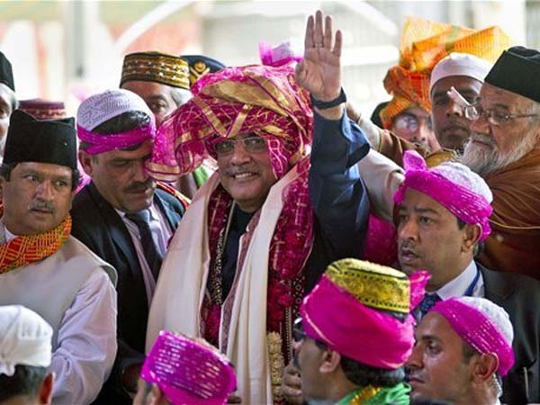 Pak President Zardari visits Ajmer Sharif