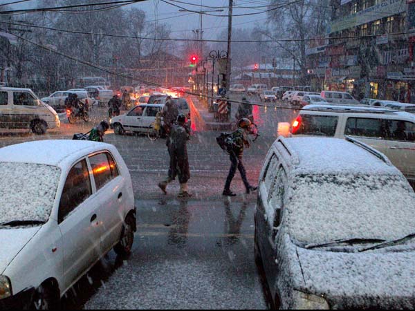 A scene of heavy snowfall 