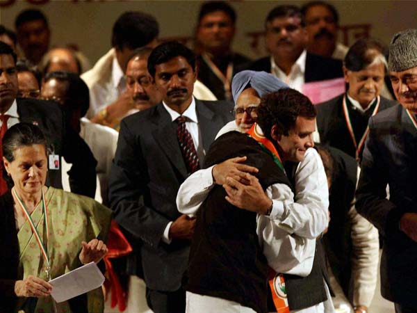 Rahul Gandhi hugs Manmohan Singh