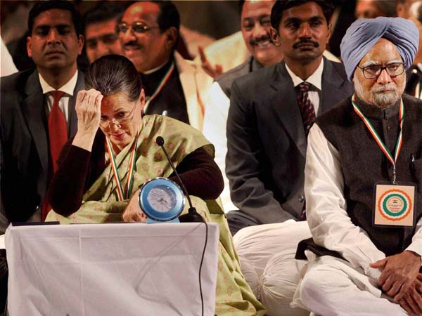 Sonia shares dais with Manmohan Singh