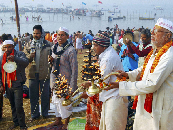 Devotees perform 'arti' of Ganga River
