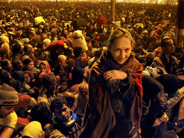A foreigner sits on the bamboo barricade 