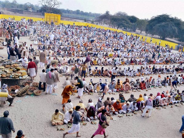 Devotees at a mass lunch organised by a trustee 