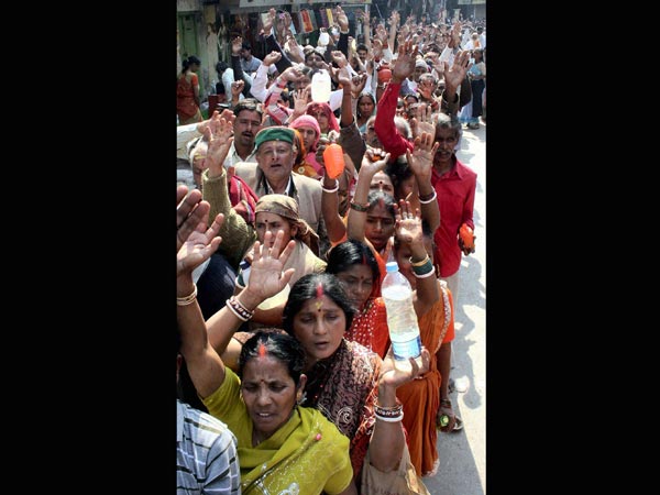  Long queue of devotees to worship
