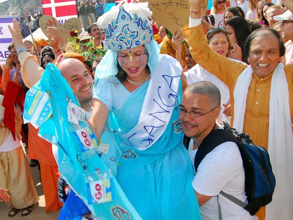 Foreign devotees campaign for 'Love Ganga & Save Environment'