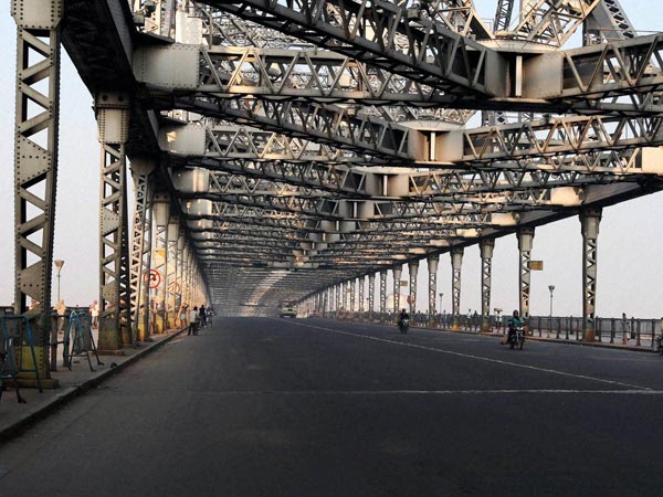 A deserted view of Howrah Bridge during first day