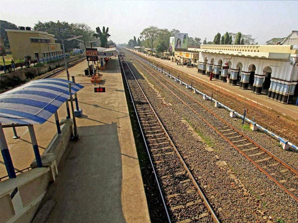A deserted view of railway platform