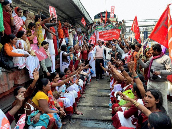 Trade Union supporters stop trains 