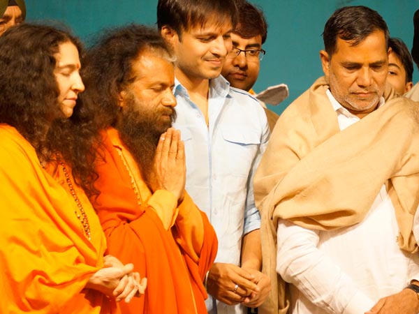 Vivek Oberoi and other devotees light a lamp